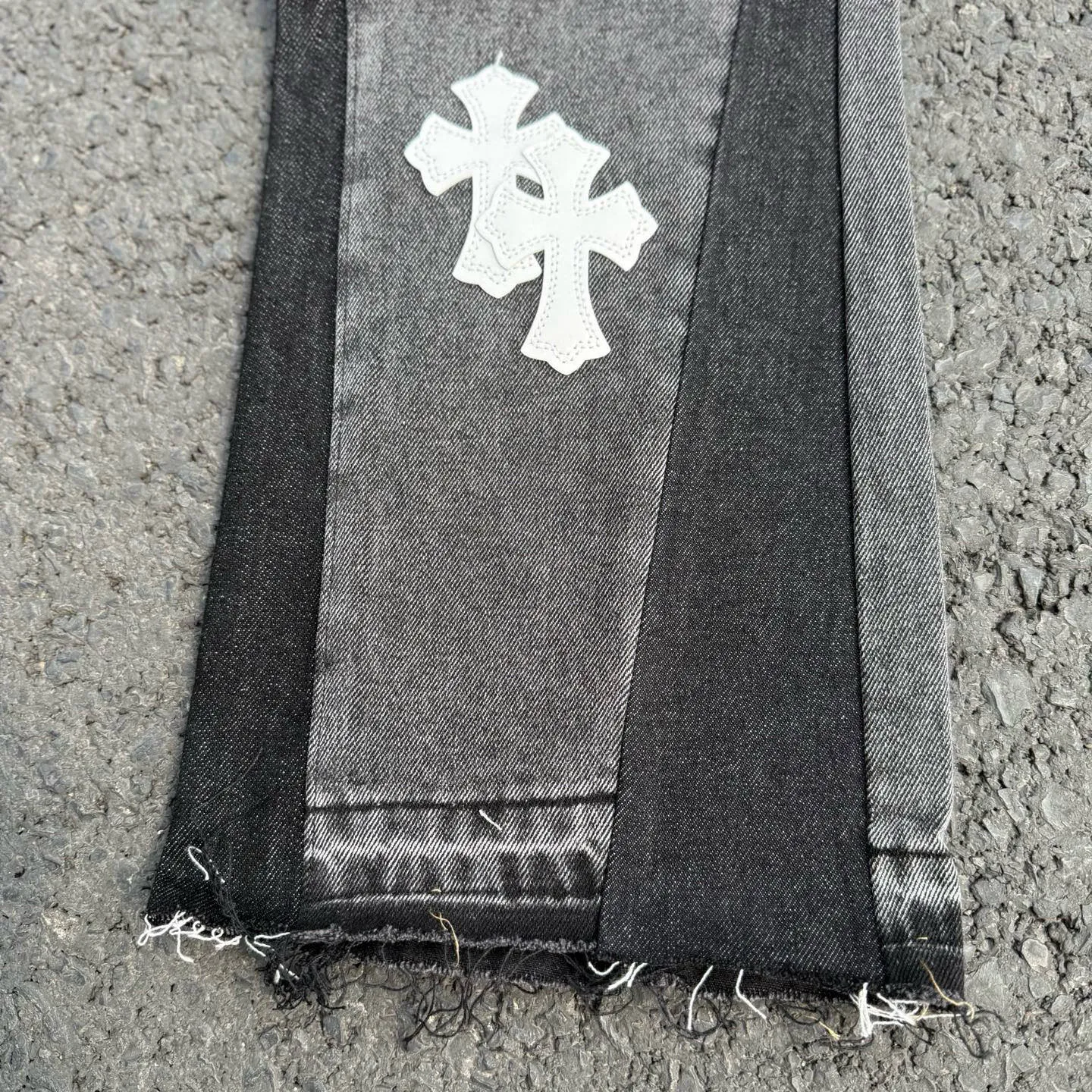 #8160 P260💰 Independent GALLERY DEPT. Vintage spliced black and gray snowflake pattern cross loose washed flared jeans - truly restore the ultimate texture of Vintage - original hardware accessories washed and other elevators, QR code analysis are all purchased from the original factory, high degree of restoration, you are welcome to compare with a certain product ~ - three-dimensional version Loose and comfortable, not picky about the figure, taller and slimmer, factory Seiko, original factory quality control, same style for men and women, can be matched with couples, versatile recommendation Essential jeans for all seasons - sizes: 28 30 32 34 36